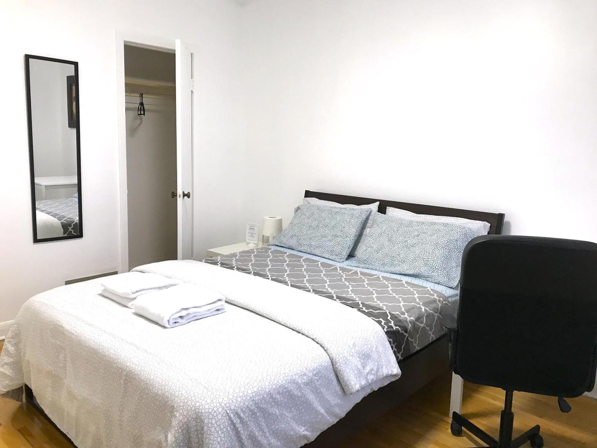 Big Private Room Midmontreal Next To Station Metro - Parking Free 외부 사진