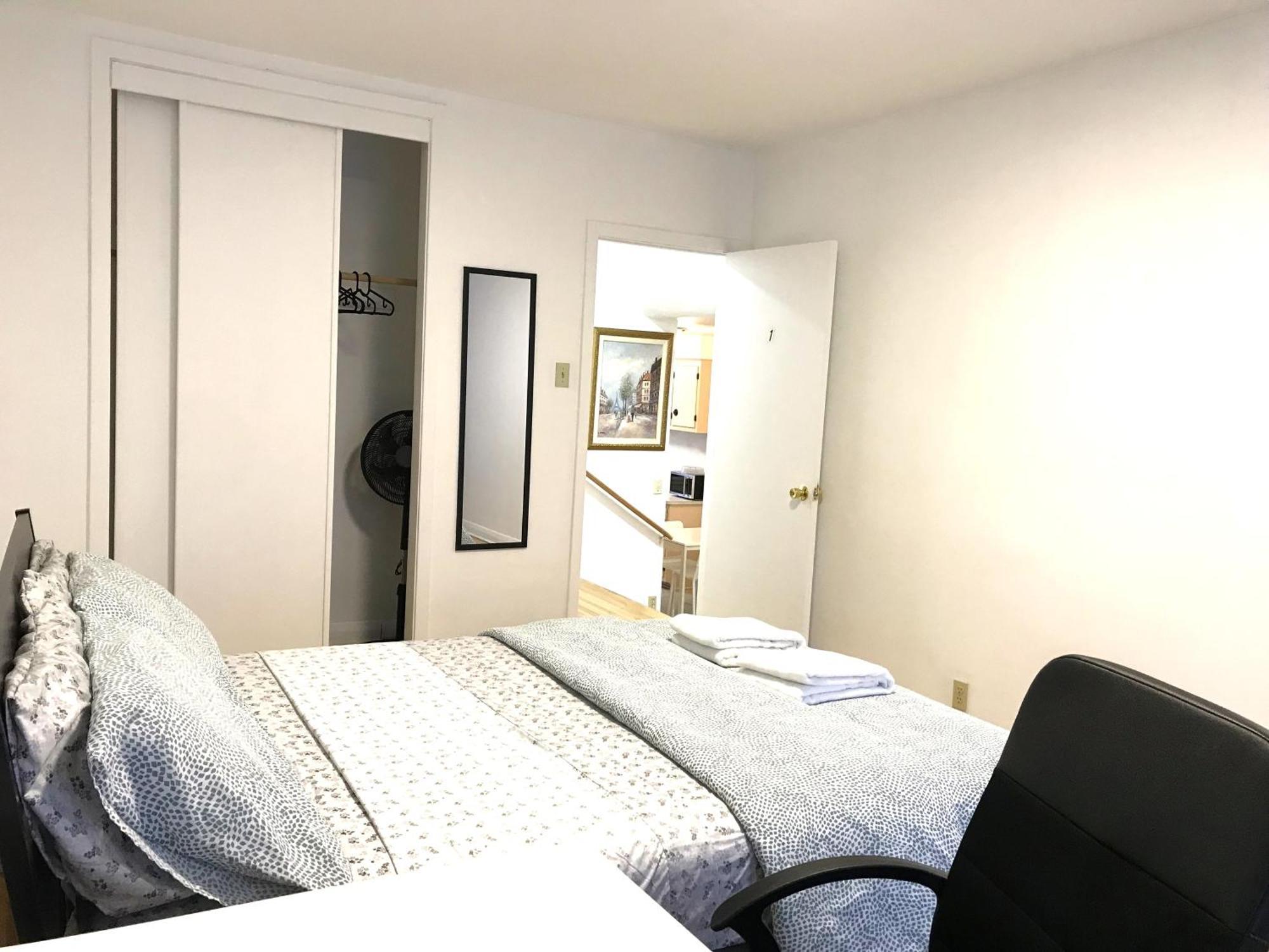 Big Private Room Midmontreal Next To Station Metro - Parking Free 외부 사진