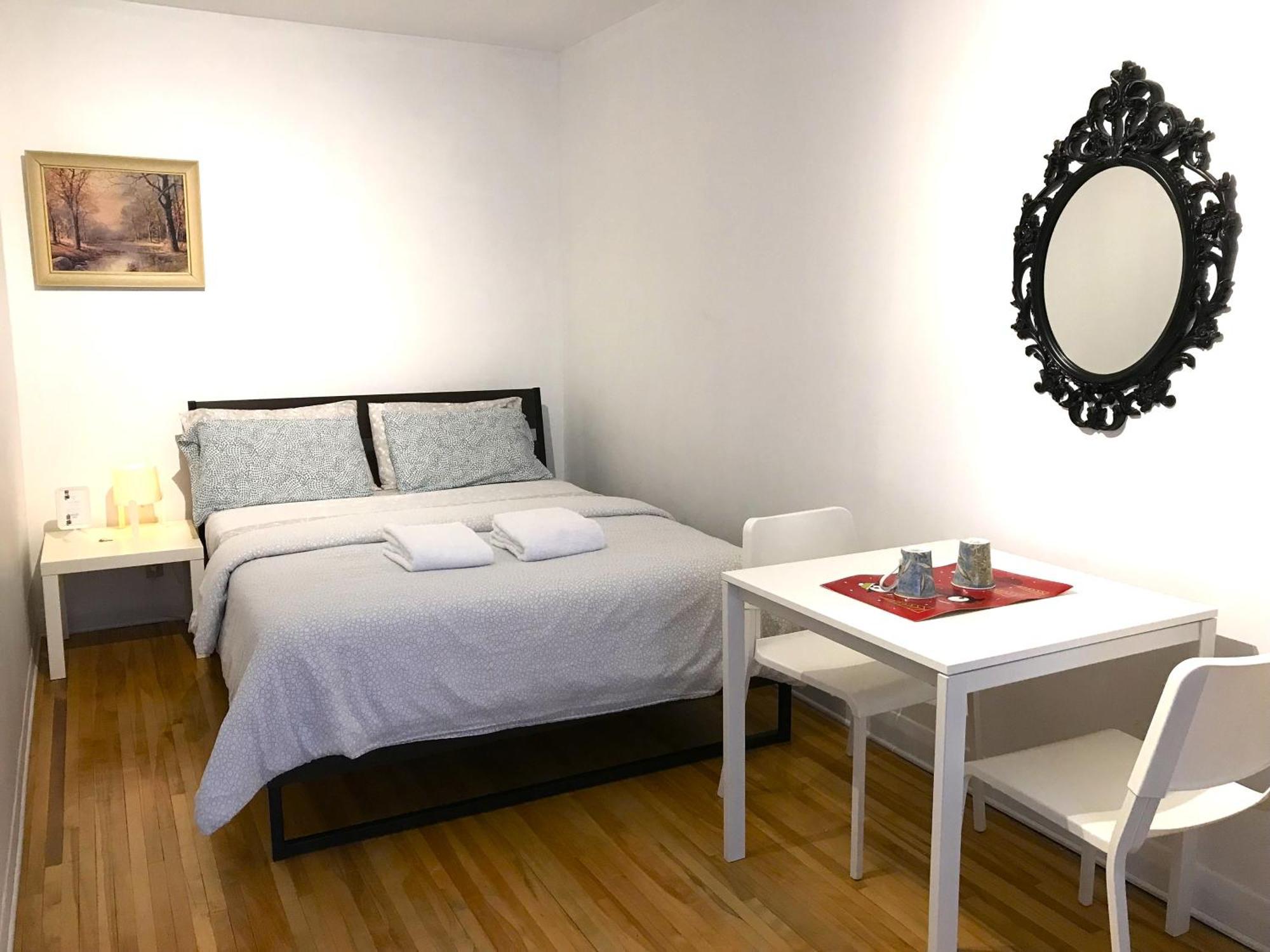 Big Private Room Midmontreal Next To Station Metro - Parking Free 외부 사진