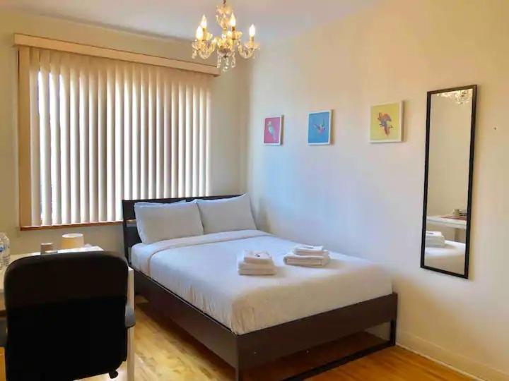 Big Private Room Midmontreal Next To Station Metro - Parking Free 외부 사진